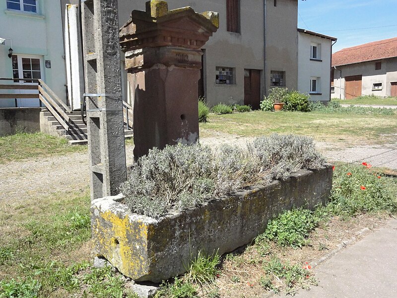 File:Guébestroff (Moselle) fontaine.jpg