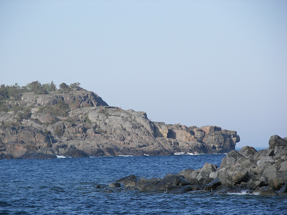 High coast. Очень высокий берег. Coastal Sweden.