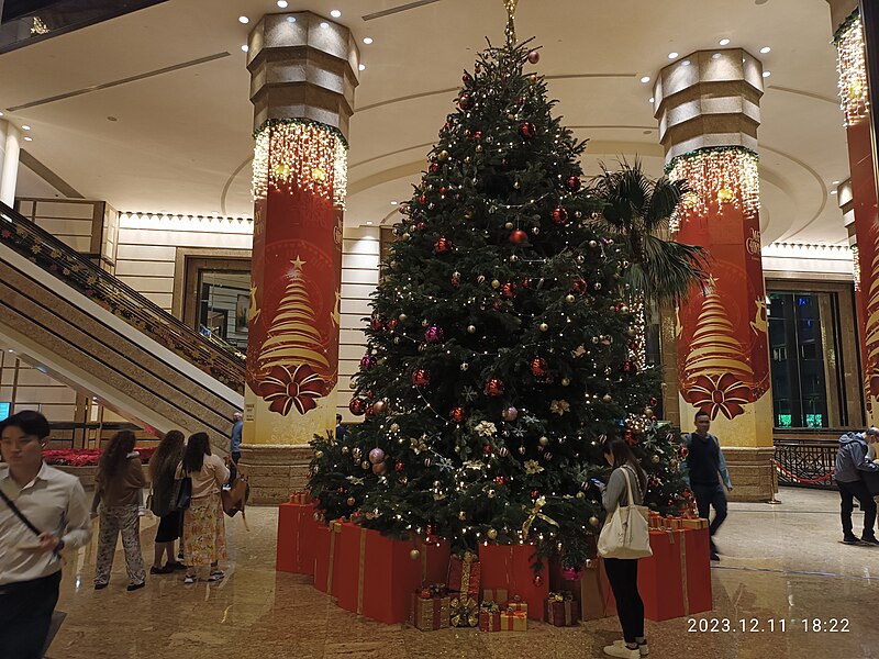 File:HK WCN 灣仔北 Wan Chai North Central Plaza lobby Xmas tree December 2023 R12S.jpg