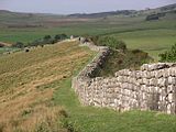 Seções da Muralha de Adriano ao longo da rota. Parte da construção foi desmantelada para ser reutilizada em outros projetos.