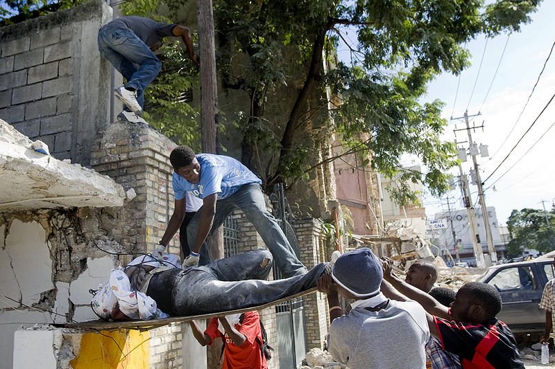 https://upload.wikimedia.org/wikipedia/commons/thumb/b/b7/Haitians_pull_out_a_body_from_the_rubbles_of_a_school_%2812_january_2010%29.jpg/800px-Haitians_pull_out_a_body_from_the_rubbles_of_a_school_%2812_january_2010%29.jpg