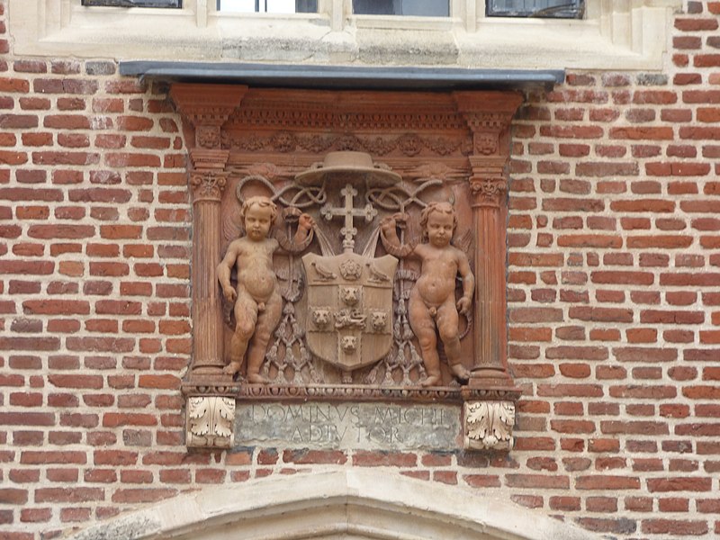 File:Hampton Court Palace – Cardinal Wolsey's coat of arms.jpg