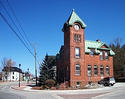 Ehemaliges Hampton Post Office, das das alte Bezirksgefängnis im Hintergrund zeigt.