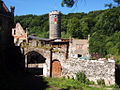 Blick von der Seite der Kapelle auf Schloss Hauenstein