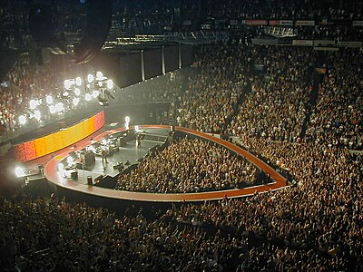 u2 tour heart shaped stage