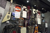 Ausstellungen, wie im Birmingham Museum and Art Gallery (links) oder der Rock and Roll Hall of Fame (rechts), widmen sich der Geschichte von Musik und Kultur des Metals.