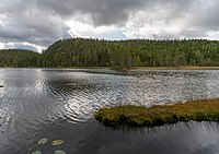 Holmtjärnen med Märraberget i bakgrunden.