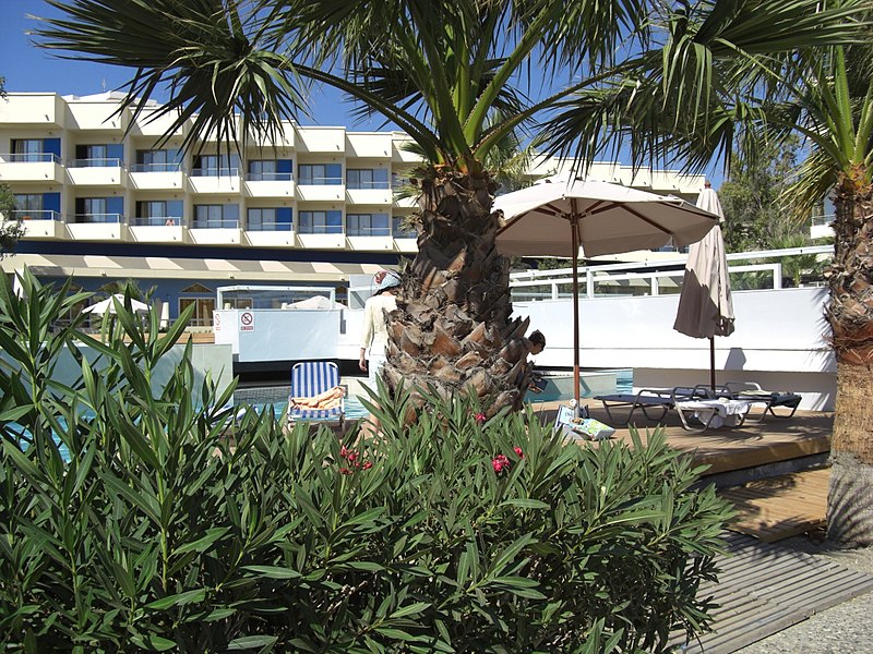 File:Hotel Blue Sea Beach, Main Building - panoramio.jpg