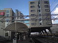 Hotel Ibis, deels boven de sporen van Amsterdam Centraal Station