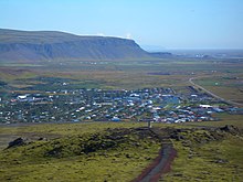 Blick von der Hellisheiði auf den Ort