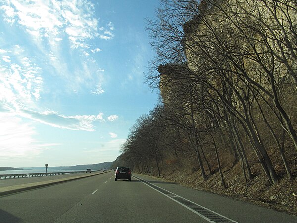 IL 100 along the Great River Road