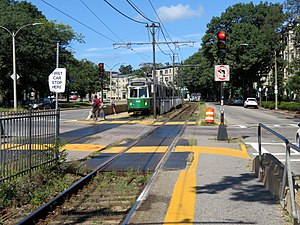 قطار ورودی در ایستگاه خیابان آلستون (2) ، آگوست 2018. JPG
