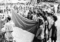Die indonesische Flagge wird am 17. August 1945 gehisst