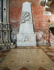 Interior of Santi Giovanni e Paolo (Venice) - monumento ai patrioti fratelli Bandiera e Domenico Moro.jpg