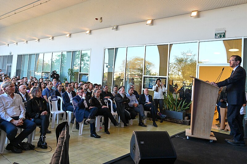 File:Isaac Herzog in Sderot, April 2024 (KBG GPO8969).jpg