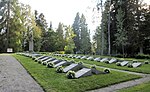 Ison hautausmaan sankarihautoja - Kuopio + Emil Halonen - Katkotut kahleet (Kuopion sankaripatsas) - Kuopio - 2.jpg
