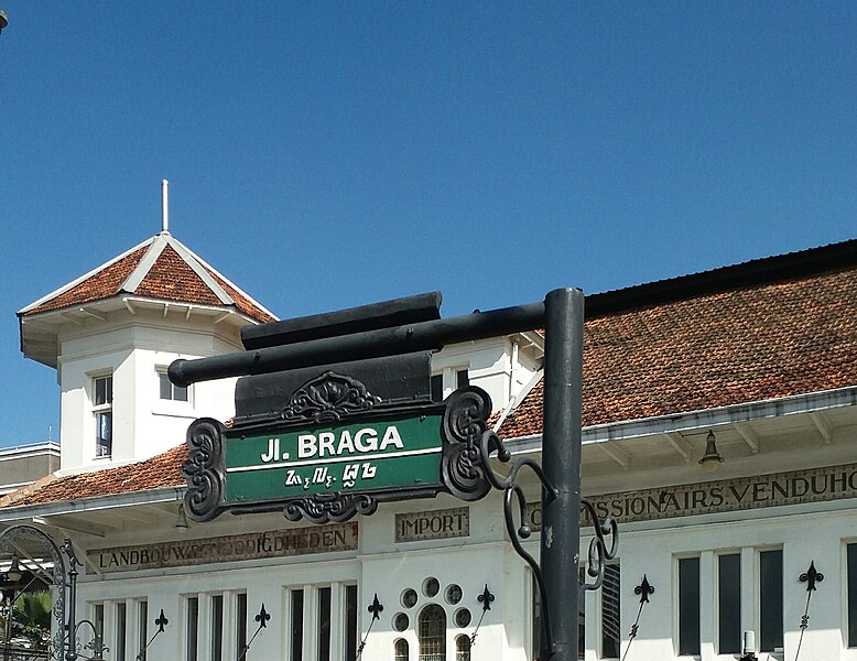 File:Jl Braga Street Sign in Bandung.jpg