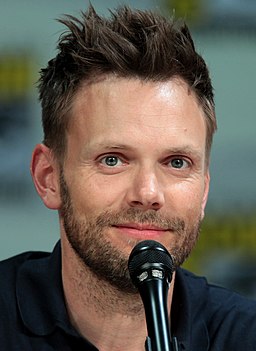 Joel McHale 2014 Comic Con (cropped)