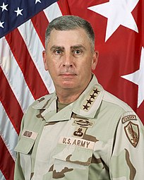 John Abizaid, ancien commandant du CENTCOM, arborant un Master Parachutist Badge version tissu en dessous d'un Combat Infantryman Badge.