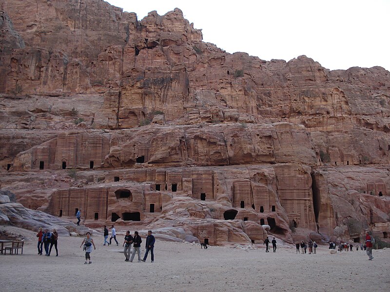 File:Jordania Petra miasto wykute w skalach 047.JPG