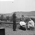 Josephine Baker in Kasteel Les Milandes In de tuin met Ome Sjaak, Bestanddeelnr 912-6498.jpg