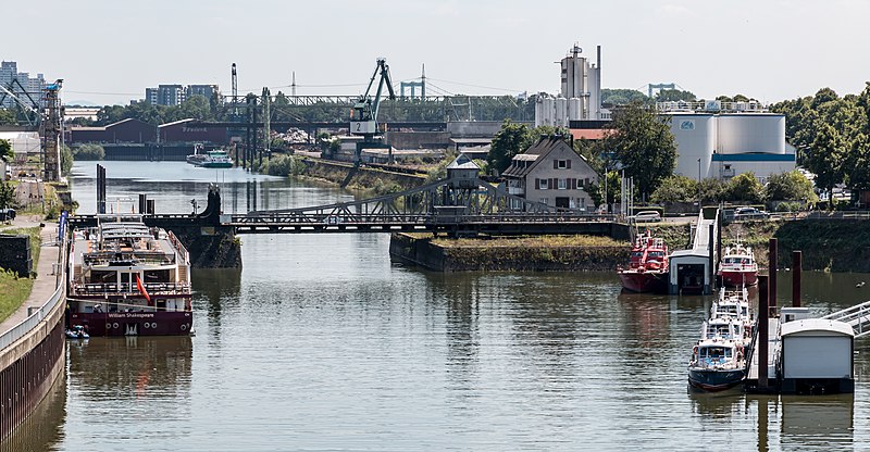 File:Köln, Drehbrücke an der Aurora-Mühle -- 2014 -- 1846.jpg