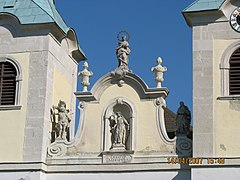 Kaisersteinbrucher Kirche, Rundgiebel 1745,