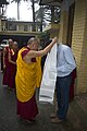 Remise d'une khata par le 14e dalaï-lama