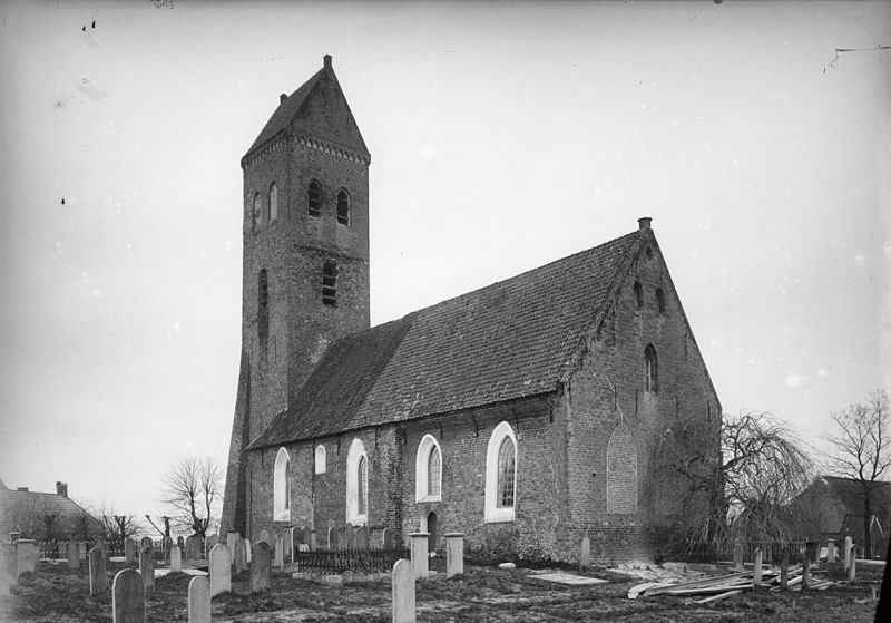 File:Kerk en toren op kerkhof voor de restauratie naar het noord-westen - Midwolde - 20158947 - RCE.jpg