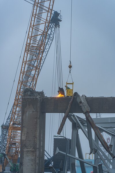 File:Key Bridge debris removal continues (240402-A-PA223-1016).jpg