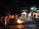 除夜の鐘 鐘をつく人の行列