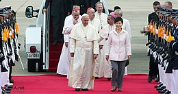 Corée Le pape François arrive à l'aéroport de Séoul 03.jpg