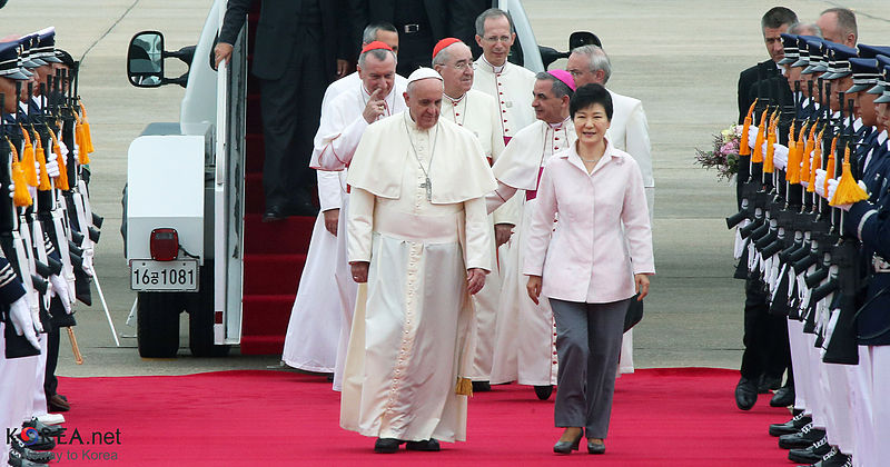 File:Korea Pope Francis Arrive Seoul Airport 03.jpg