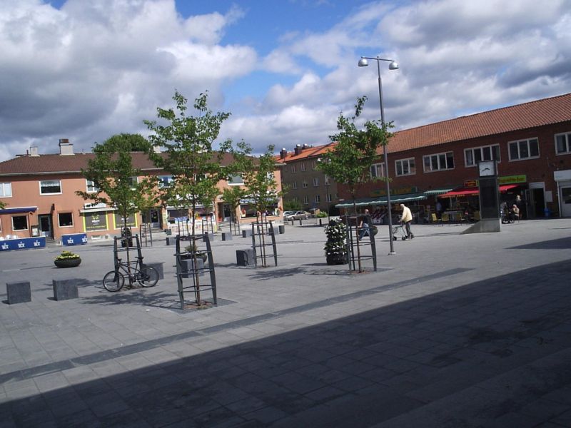 File:Kyrktorget i Partille, den 28 juni 2006.JPG