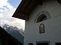 Particulier de la façade de l'église au hameau Messigné