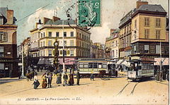 AMIENS - La Place Gambetta (couleur, 2 trams dt le 30)