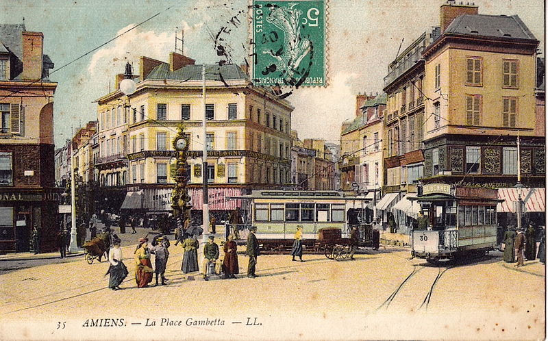 File:LL 35 - AMIENS - La Place Gambetta (couleur, 2 trams dt le 30).jpg