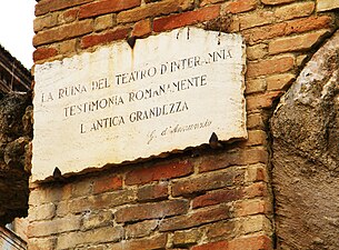 L'épigraphe gravée des paroles dédiées par Gabriele D'Annunzio au théâtre.