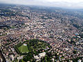 Αεροφωτογραφία της πόλης. Σιδηροδρομικός Σταθμός στο κέντρο και το Parc de Milan στο κάτω μέρος.
