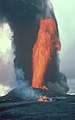 Fotografia d'una fònt de lava durant una erupcion volcanica, un exemple d'emission de ròca efusiva.