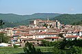 Vue générale. L'ancien château domine le village.