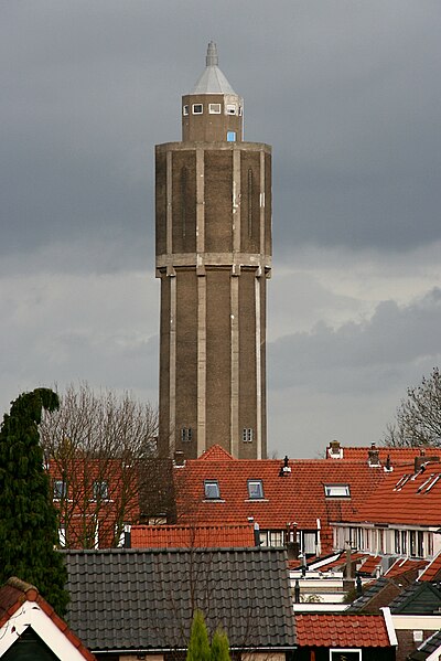 File:Leerdam - Watertoren bouwjaar 1929 met huizen.jpg