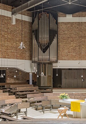 Leonding neue Pfarrkirche hl. Michael Orgel (cropped).jpg