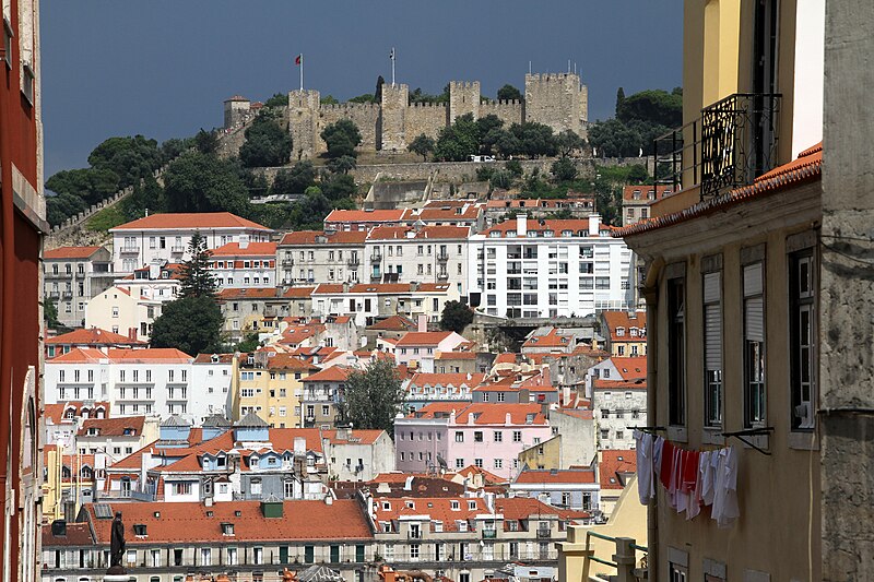 File:Lissabon-Castelo de Sao Jorge-44-von Calcada do Duque-2011-gje.jpg