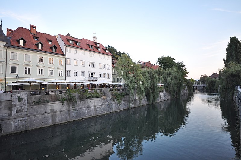 File:Ljubljanica river (11992158373).jpg