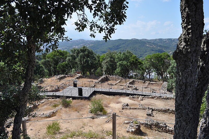 File:Lloret, Puig de Castellet, Grundmauern.JPG