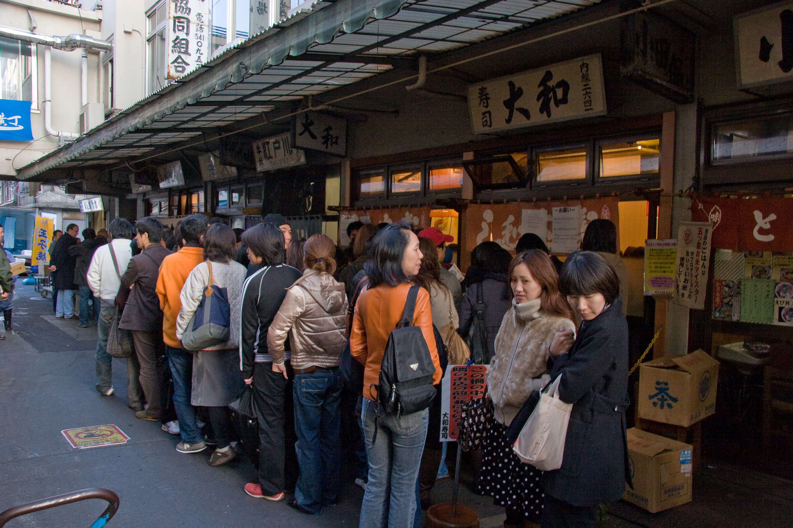 File:Long, winding line in front of the Daiwa sushi restaurant