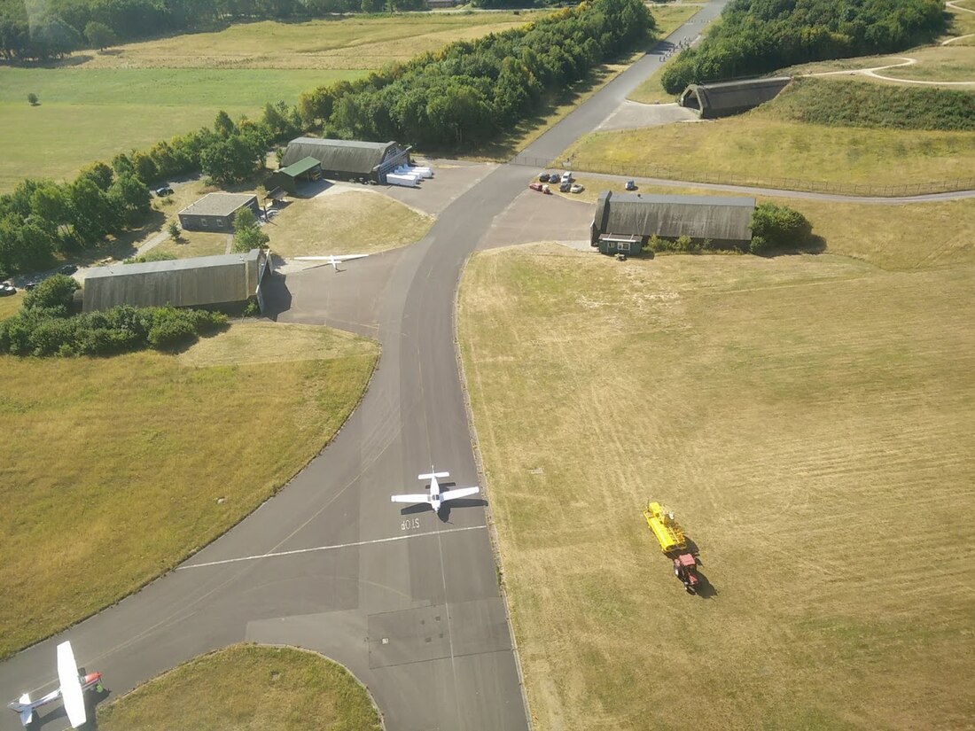 File:Luchtfoto gebouwen Vliegclub Twente.jpg