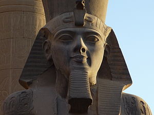 Голова статуи Рамсеса II в Луксорском Храме. Египет