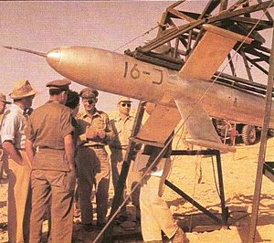 לוז הוא טיל מונחה מתוצרת רפא"ל, הראשון שפותח בישראל. בתמונה הרמטכ"ל משה דיין מבקר בשדה הניסויים של טיל הלוז, 1956.